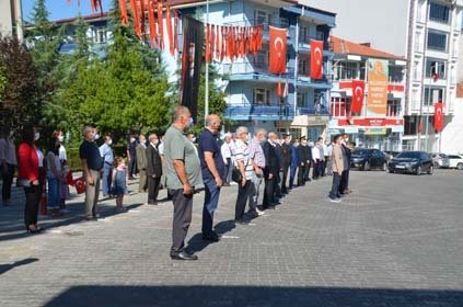 Pandemi Salgını nedeniyle yayınlanan 30 Ağustos Zafer Bayramı programı gereği tüm kurum ve siyasi partilerden tek temsilci törene katıldı.