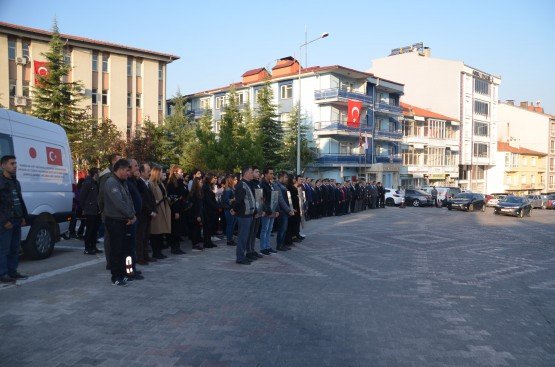 Demirci’de 10 Kasım Atatürk'ü Anma Töreni
Demirci ilçesinde Türkiye Cumhuriyeti’nin kurucusu Büyük Önder Mustafa Kemal Atatürk’ün ebediyete intikalinin 80. yılında törenle anıldı.
Anma töreni saat 09.00’da Atatürk anıtına çelenk sunulmasıyla başladı. Törene Demirci Kaymakamı Mutlu Akyol ve Belediye Başkan Vekili Mustafa Ünlü, kamu kurum amirleri, siyasi parti temsilcileri, sivil toplum kuruluşu temsilcileri, öğretmenler, öğrenciler ve vatandaşlar katıldı.
Atatürk anıtına çelenk sunma töreninin ardından Atatürk’ün ebediyete intikal ettiği saat 09.05’de siren sesleriyle birlikte saygı duruşunda bulunularak, İstiklal Marşı okundu.
Atatürk Anıtı önündeki törenin ardından Ticaret ve Kültür Merkezinde 75. Yıl Alime Paşa Ortaokulunun düzenlemiş olduğu program ile devam etti.
Ticaret ve Kültür Merkezinde düzenlenen programda 75.Yıl Alime Paşa Ortaokulu Müdürü İsmail Hakkı Yılmaz tarafından günün anlam ve önemini belirten konuşmasının ardından, Atatürk Neredesin oratoryosu, slayt gösterisi ve Atatürk'ün Sevdiği Türküler seslendirildi.