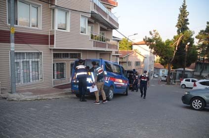 Demirci İlçe JandarmaKomutanlığının aldığı güvenlik tedbirlei altında adliyeden çıkarılan zanlılar, jandarmaya ait araçlarla ayrı ayrı olarak Salihli Cezaevine gönderildiler.