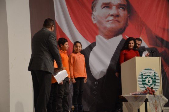 24 Kasım Öğretmenler günü Demirci ilçesinde çeşitli etkinliklerle kutlandı. Cumartesi günü sabah saatlerinde İlçe Milli Eğitim Müdürü Yüksel Kocabaş tarafından Atatürk'ün Anıtı'na çelenklerin sunulmasıyla başlayan törenler pazartesi günü de Ticaret Kültür Merkezinde devam etti.
Demirci İbrahim Ethem Akıncı Mesleki ve Teknik Anadolu Lisesi tarafından Ticaret ve Kültür Merkezinde düzenlenen 24 Kasım Öğretmenler günü programına Demirci Kaymakamı Mutlu Akyol, Belediye Başkanı Selami Selçuk, daire amirleri, öğretmenler ve öğrenciler katıldı.
Programda günün anlam ve önemini belirten konuşmanın yapılmasının ardından şiirler ve ilçede düzenlenen yarışmalarda derece alan öğrencilere ödüllerinin verilmesi, emekli olan öğretmenlere hizmet şeref belgelerinin takdim edilmesi ve protokol ve öğretmenlere çiçek takdiminin ardından program sona erdi.