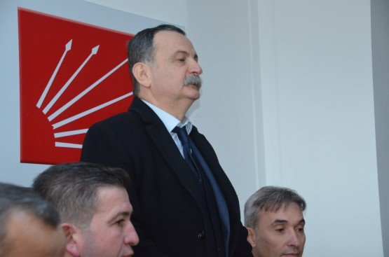 Sıktaşlı, “Beton Belediyeciliği Yapmayacağız’’
CHP ve İYİ Parti’nin ortak olduğu Millet İttifakı’nın Manisa Büyükşehir Belediye Adayı Orkun Şıktaşlı, Köprübaşı, Gördes Demirci ilçelerinde CHP ve İYİ Parti teşkilatlarıyla buluştu. Büyükşehir Adayı Şıktaşlı, durmadan çalışarak büyükşehri Millet İttifakı’na kazandıracaklarını söyledi.
Manisa’da Millet İttifakı’nın Büyükşehir Belediye Başkan Adayı Orkun Şıktaşlı, ilçelere çıkarma yaptı. Köprabaşı, Gördes ve Demirci ilçelerine giden Şıktaşlı, burada İYİ Parti ve CHP teşkilatlarıyla bir araya geldi. İlk olarak Köprübaşı’nı ziyaret eden Şıktaşlı’ya CHP İl Başkanı Semih Balaban, İYİ Parti İl Başkan Yardımcısı Ünal Abdullah Gül, Millet İttifakı’nın  Köprübaşı Belediye Başkan Adayı Fatih Taşlı, CHP Köprübaşı İlçe Başkanı Mustafa Bilgili, İYİ Parti Köprübaşı İlçe Başkanı Ali Şimşir ve partililer eşlik etti. CHP ve İYİ Parti teşkilatlarında partililere buluşan Şıktaşlı, Köprübaşı ilçesiyle ilgili seçim vaatlerini anlattı. Yaklaşık bir saat boyunca ilçe teşkilatında partilileri de dinleyen Şıktaşlı, daha sonra Köprübaşı esnafıyla buluştu. Esnafla tek tek tokalaşan Şıktaşlı, destek istedi. Milletin İttifakı’nın Adayı Şıktaşlı ayrıca, kadın işletmeci Gamze Onur’a ait Tam35 isimli işyerinin açılışını yaptı. Köprübaşı ilçe ziyaretinin ardından Borlu Mahallesi’ne de giden Şıktaşlı, burada pazaryerinde esnafa hayırlı işler diledi ve alışveriş yapan vatandaşlarla sohbet etti.
Ardından Gördes ilçesine giden Büyükşehir Belediye Başkan Adayı Orkun Şıktaşlı, burada da CHP ve İYİ Parti teşkilatlarıyla buluştu. Partililerle istişarelerde bulunan Şıktaşlı, hem Gördes’te hem de büyükşehirde seçimi kazanmak için dur durak bilmeden çalışacaklarını ifade etti. Şıktaşlı’yı Millet İttifakı’nın Gördes Belediye Başkan Adayı Mesut Efe, Gördes CHP İlçe Başkanı Nihat Ermiş, Gördes İYİ Parti İlçe Başkanı Raşip Atay karşıladı.  İlçe teşkilatları ziyaretinin ardından Gördes esnafı da gezen Şıktaşlı, Manisa için büyük projeleri olduğunu ve kenti daha yaşanabilir bir hale getireceklerini söyledi.
Gördes ilçesinin ardından Demirci’yi de ziyaret eden Şıktaşlı, Millet İttifakı’nın Demirci Belediye Başkan Adayı Haluk Şenyurt, CHP Demirci İlçe Başkanı Melih Kuru, İYİ Parti İlçe Başkanı Yılmaz Ercan ve partililerle bir araya geldi. İlçe başkanlarında partililerle sohbet eden Şıktaşlı, Demirci ilçesini kalkındıracaklarının sözünü verdi.
“MANİSA ALTIN ÇAĞINI YAŞAYACAK”
İlçe ziyaretlerinde Millet İttifakı’nın Büyükşehir Belediye Başkan Adayı Orkun Şıktaşlı, hedeflerinin hem ilçelerde hem de büyükşehirde zaferi kazanmak olduğunu belirterek, “ Manisa merkezden yönetilmeyecek. Bizim hedefimiz betonarme yapılara milyonlarca para harcayan belediyecilik olmayacak. Manisa’nın eksiklerini ve sorunlarını biliyoruz. Hedefimiz Manisa’nın kendi ekonomisini geliştirerek kendi ayakları üzerinde duran bir belediyecilik anlayışı izlemektir. Bunun için seçimi kazanmamız şart. Sizlerden isteğimiz bizim yapacaklarımızı ve vaatlerimizi halkımıza anlatmanızdır. Sizlere söz veriyorum. Hem ilçelerimiz hem de Manisa merkez bizimle altın çağını yaşayacak. Bunun için bizler hazırız. Manisa Millet İttifakı’yla mutlu bir kent olacak. Gece gündüz çalışacağız” diye konuştu.
