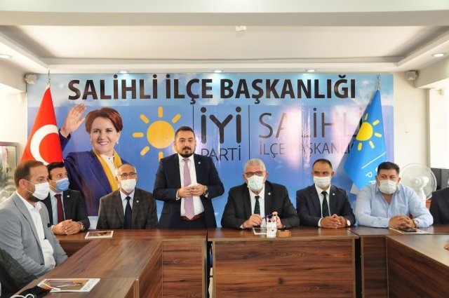 İYİ Parti Grup Başkanvekili ve İzmir Milletvekili Müsavat Dervişoğlu, İYİ Parti Salihli ilçe Başkanı Ulvi Murat Tunca ve yönetimine ziyaret etti.