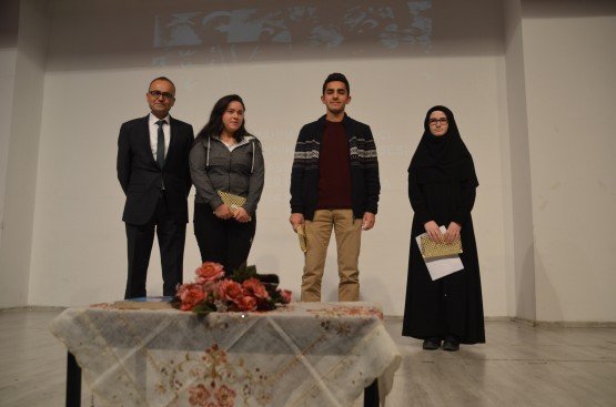 24 Kasım Öğretmenler günü Demirci ilçesinde çeşitli etkinliklerle kutlandı. Cumartesi günü sabah saatlerinde İlçe Milli Eğitim Müdürü Yüksel Kocabaş tarafından Atatürk'ün Anıtı'na çelenklerin sunulmasıyla başlayan törenler pazartesi günü de Ticaret Kültür Merkezinde devam etti.
Demirci İbrahim Ethem Akıncı Mesleki ve Teknik Anadolu Lisesi tarafından Ticaret ve Kültür Merkezinde düzenlenen 24 Kasım Öğretmenler günü programına Demirci Kaymakamı Mutlu Akyol, Belediye Başkanı Selami Selçuk, daire amirleri, öğretmenler ve öğrenciler katıldı.
Programda günün anlam ve önemini belirten konuşmanın yapılmasının ardından şiirler ve ilçede düzenlenen yarışmalarda derece alan öğrencilere ödüllerinin verilmesi, emekli olan öğretmenlere hizmet şeref belgelerinin takdim edilmesi ve protokol ve öğretmenlere çiçek takdiminin ardından program sona erdi.