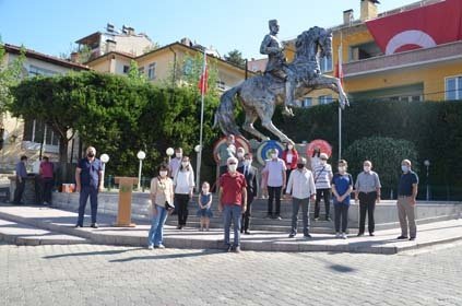 CHP Demirci İlçe Başkanı Melih Kuru ve Partililer resmi törenin bitiminin hemen sonrasında Atatürk Anıtına çelenk sundu, saygı duruşunda bulundu.