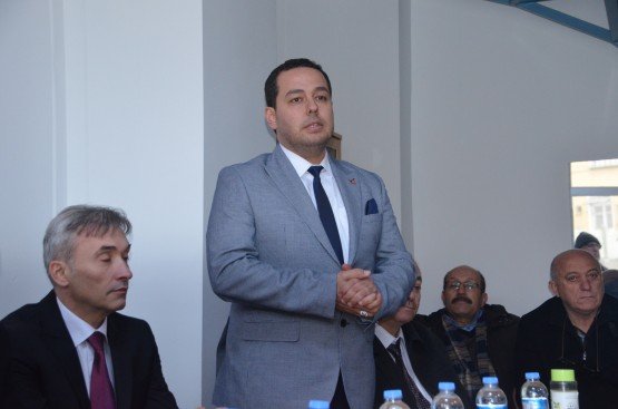 Sıktaşlı, “Beton Belediyeciliği Yapmayacağız’’
CHP ve İYİ Parti’nin ortak olduğu Millet İttifakı’nın Manisa Büyükşehir Belediye Adayı Orkun Şıktaşlı, Köprübaşı, Gördes Demirci ilçelerinde CHP ve İYİ Parti teşkilatlarıyla buluştu. Büyükşehir Adayı Şıktaşlı, durmadan çalışarak büyükşehri Millet İttifakı’na kazandıracaklarını söyledi.
Manisa’da Millet İttifakı’nın Büyükşehir Belediye Başkan Adayı Orkun Şıktaşlı, ilçelere çıkarma yaptı. Köprabaşı, Gördes ve Demirci ilçelerine giden Şıktaşlı, burada İYİ Parti ve CHP teşkilatlarıyla bir araya geldi. İlk olarak Köprübaşı’nı ziyaret eden Şıktaşlı’ya CHP İl Başkanı Semih Balaban, İYİ Parti İl Başkan Yardımcısı Ünal Abdullah Gül, Millet İttifakı’nın  Köprübaşı Belediye Başkan Adayı Fatih Taşlı, CHP Köprübaşı İlçe Başkanı Mustafa Bilgili, İYİ Parti Köprübaşı İlçe Başkanı Ali Şimşir ve partililer eşlik etti. CHP ve İYİ Parti teşkilatlarında partililere buluşan Şıktaşlı, Köprübaşı ilçesiyle ilgili seçim vaatlerini anlattı. Yaklaşık bir saat boyunca ilçe teşkilatında partilileri de dinleyen Şıktaşlı, daha sonra Köprübaşı esnafıyla buluştu. Esnafla tek tek tokalaşan Şıktaşlı, destek istedi. Milletin İttifakı’nın Adayı Şıktaşlı ayrıca, kadın işletmeci Gamze Onur’a ait Tam35 isimli işyerinin açılışını yaptı. Köprübaşı ilçe ziyaretinin ardından Borlu Mahallesi’ne de giden Şıktaşlı, burada pazaryerinde esnafa hayırlı işler diledi ve alışveriş yapan vatandaşlarla sohbet etti.
Ardından Gördes ilçesine giden Büyükşehir Belediye Başkan Adayı Orkun Şıktaşlı, burada da CHP ve İYİ Parti teşkilatlarıyla buluştu. Partililerle istişarelerde bulunan Şıktaşlı, hem Gördes’te hem de büyükşehirde seçimi kazanmak için dur durak bilmeden çalışacaklarını ifade etti. Şıktaşlı’yı Millet İttifakı’nın Gördes Belediye Başkan Adayı Mesut Efe, Gördes CHP İlçe Başkanı Nihat Ermiş, Gördes İYİ Parti İlçe Başkanı Raşip Atay karşıladı.  İlçe teşkilatları ziyaretinin ardından Gördes esnafı da gezen Şıktaşlı, Manisa için büyük projeleri olduğunu ve kenti daha yaşanabilir bir hale getireceklerini söyledi.
Gördes ilçesinin ardından Demirci’yi de ziyaret eden Şıktaşlı, Millet İttifakı’nın Demirci Belediye Başkan Adayı Haluk Şenyurt, CHP Demirci İlçe Başkanı Melih Kuru, İYİ Parti İlçe Başkanı Yılmaz Ercan ve partililerle bir araya geldi. İlçe başkanlarında partililerle sohbet eden Şıktaşlı, Demirci ilçesini kalkındıracaklarının sözünü verdi.
“MANİSA ALTIN ÇAĞINI YAŞAYACAK”
İlçe ziyaretlerinde Millet İttifakı’nın Büyükşehir Belediye Başkan Adayı Orkun Şıktaşlı, hedeflerinin hem ilçelerde hem de büyükşehirde zaferi kazanmak olduğunu belirterek, “ Manisa merkezden yönetilmeyecek. Bizim hedefimiz betonarme yapılara milyonlarca para harcayan belediyecilik olmayacak. Manisa’nın eksiklerini ve sorunlarını biliyoruz. Hedefimiz Manisa’nın kendi ekonomisini geliştirerek kendi ayakları üzerinde duran bir belediyecilik anlayışı izlemektir. Bunun için seçimi kazanmamız şart. Sizlerden isteğimiz bizim yapacaklarımızı ve vaatlerimizi halkımıza anlatmanızdır. Sizlere söz veriyorum. Hem ilçelerimiz hem de Manisa merkez bizimle altın çağını yaşayacak. Bunun için bizler hazırız. Manisa Millet İttifakı’yla mutlu bir kent olacak. Gece gündüz çalışacağız” diye konuştu.