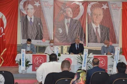 Kongre salonuna delegeler ateşleri ölçülerek alındı. Maskesiz hiç kimse salona giremedi, kongre salonunda sandalyeler de sosyal mesafe gözetilerek döşendi.