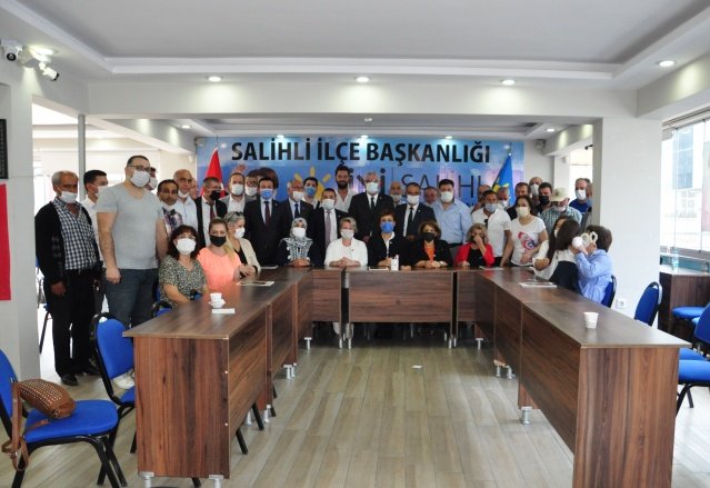İYİ Parti Salihli ilçe Başkanı Ulvi Murat Tunca da göreve geldiklerinde 221 üye sayısına sahip olduklarını, şimdilerde ise bin 247 üye sayısına ulaştıklarını belirterek,  şöyle devam etti: Biz Salihli ilçe teşkilatı olarak çalışmalarımızı aralıksız bir şekilde sürdürmeye devam ediyoruz. Bizim ilçe teşkilatı olarak biraz farklı bir yönümüz var. 12 tane  bayan arkadaşımız yönetimde görev aldı. Teşkilatlardaki en yoğun  bayan kadrosuna sahibiz. Yönetim kurulumuzdaki arkadaşlarımızın   emeğiyle de yaklaşık 350 üye kazandık.  Bizler çalışmaya devam ediyoruz. Günden güne daha da büyüyeceğiz” şeklinde konuştu.