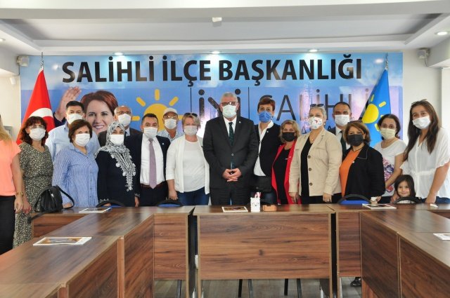 İYİ Parti Grup Başkanvekili ve İzmir Milletvekili Müsavat Dervişoğlu, Salihli ilçe Başkanı Ulvi Murat Tunca ve yönetimini  ilçe binasında ziyaret etti.  Ziyarete, İl Başkanı Hasan Eryılmaz ve çok sayıda partili katıldı. Ziyarette konuşan İYİ Parti Grup Başkanvekili ve İzmir Milletvekili Müsavat Dervişoğlu, İYİ Parti Genel Başkanı Meral Akşener’in bütün partililere selamı olduğunu ifade etti.  Dervişoğlu, “  İYİ Partinin  kuruluş aşamasından itibaren  partiyi günümüze taşıyan,  yönetim kurullarında görev  almış, gönüllü olarak bulunmuş bütün arkadaşlarıma teşekkür ediyorum. Bugün bizleri burada ağırladınız hepinize ayrı ayrı teşekkür ediyorum” dedi.