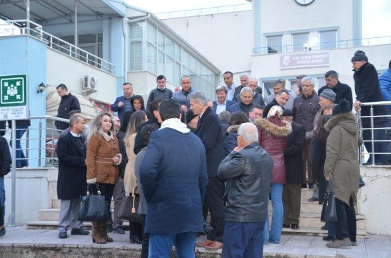 Sıktaşlı, “Beton Belediyeciliği Yapmayacağız’’
CHP ve İYİ Parti’nin ortak olduğu Millet İttifakı’nın Manisa Büyükşehir Belediye Adayı Orkun Şıktaşlı, Köprübaşı, Gördes Demirci ilçelerinde CHP ve İYİ Parti teşkilatlarıyla buluştu. Büyükşehir Adayı Şıktaşlı, durmadan çalışarak büyükşehri Millet İttifakı’na kazandıracaklarını söyledi.
Manisa’da Millet İttifakı’nın Büyükşehir Belediye Başkan Adayı Orkun Şıktaşlı, ilçelere çıkarma yaptı. Köprabaşı, Gördes ve Demirci ilçelerine giden Şıktaşlı, burada İYİ Parti ve CHP teşkilatlarıyla bir araya geldi. İlk olarak Köprübaşı’nı ziyaret eden Şıktaşlı’ya CHP İl Başkanı Semih Balaban, İYİ Parti İl Başkan Yardımcısı Ünal Abdullah Gül, Millet İttifakı’nın  Köprübaşı Belediye Başkan Adayı Fatih Taşlı, CHP Köprübaşı İlçe Başkanı Mustafa Bilgili, İYİ Parti Köprübaşı İlçe Başkanı Ali Şimşir ve partililer eşlik etti. CHP ve İYİ Parti teşkilatlarında partililere buluşan Şıktaşlı, Köprübaşı ilçesiyle ilgili seçim vaatlerini anlattı. Yaklaşık bir saat boyunca ilçe teşkilatında partilileri de dinleyen Şıktaşlı, daha sonra Köprübaşı esnafıyla buluştu. Esnafla tek tek tokalaşan Şıktaşlı, destek istedi. Milletin İttifakı’nın Adayı Şıktaşlı ayrıca, kadın işletmeci Gamze Onur’a ait Tam35 isimli işyerinin açılışını yaptı. Köprübaşı ilçe ziyaretinin ardından Borlu Mahallesi’ne de giden Şıktaşlı, burada pazaryerinde esnafa hayırlı işler diledi ve alışveriş yapan vatandaşlarla sohbet etti.
Ardından Gördes ilçesine giden Büyükşehir Belediye Başkan Adayı Orkun Şıktaşlı, burada da CHP ve İYİ Parti teşkilatlarıyla buluştu. Partililerle istişarelerde bulunan Şıktaşlı, hem Gördes’te hem de büyükşehirde seçimi kazanmak için dur durak bilmeden çalışacaklarını ifade etti. Şıktaşlı’yı Millet İttifakı’nın Gördes Belediye Başkan Adayı Mesut Efe, Gördes CHP İlçe Başkanı Nihat Ermiş, Gördes İYİ Parti İlçe Başkanı Raşip Atay karşıladı.  İlçe teşkilatları ziyaretinin ardından Gördes esnafı da gezen Şıktaşlı, Manisa için büyük projeleri olduğunu ve kenti daha yaşanabilir bir hale getireceklerini söyledi.
Gördes ilçesinin ardından Demirci’yi de ziyaret eden Şıktaşlı, Millet İttifakı’nın Demirci Belediye Başkan Adayı Haluk Şenyurt, CHP Demirci İlçe Başkanı Melih Kuru, İYİ Parti İlçe Başkanı Yılmaz Ercan ve partililerle bir araya geldi. İlçe başkanlarında partililerle sohbet eden Şıktaşlı, Demirci ilçesini kalkındıracaklarının sözünü verdi.
“MANİSA ALTIN ÇAĞINI YAŞAYACAK”
İlçe ziyaretlerinde Millet İttifakı’nın Büyükşehir Belediye Başkan Adayı Orkun Şıktaşlı, hedeflerinin hem ilçelerde hem de büyükşehirde zaferi kazanmak olduğunu belirterek, “ Manisa merkezden yönetilmeyecek. Bizim hedefimiz betonarme yapılara milyonlarca para harcayan belediyecilik olmayacak. Manisa’nın eksiklerini ve sorunlarını biliyoruz. Hedefimiz Manisa’nın kendi ekonomisini geliştirerek kendi ayakları üzerinde duran bir belediyecilik anlayışı izlemektir. Bunun için seçimi kazanmamız şart. Sizlerden isteğimiz bizim yapacaklarımızı ve vaatlerimizi halkımıza anlatmanızdır. Sizlere söz veriyorum. Hem ilçelerimiz hem de Manisa merkez bizimle altın çağını yaşayacak. Bunun için bizler hazırız. Manisa Millet İttifakı’yla mutlu bir kent olacak. Gece gündüz çalışacağız” diye konuştu.