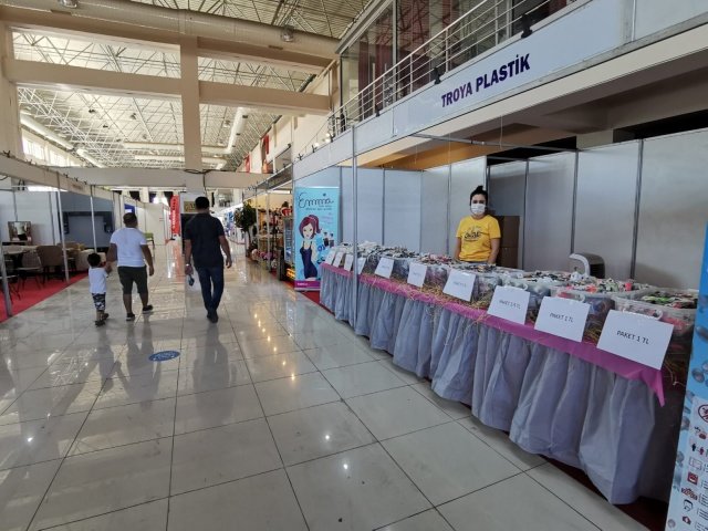 Mesir Sanayi ve Ticaret Fuarı bu yıl 27. kez Manisalılarla buluştu. Türkiye’nin her yerinden katılımcısı olan ve Türkiye Odalar ve Borsalar Birliği (TOBB) tarafından desteklenen fuar, Manisa Büyükşehir Belediyesi öncülüğünde SNS Fuarcılık tarafından organize ediliyor.