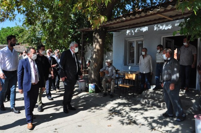 “”Verimli ovaları koruyup kollamak hepimizin ortak vazifesidir”
Konu kapsamında açıklamalarda bulunan İYİ Parti Grup Başkanvekili ve İzmir Milletvekili Müsavat Dervişoğlu,  Salihli’deki tarım arazilerinin çok önemli olduğunu ve ürün çeşitliliği açısından Türkiye için çok önemli bir yere sahip olduğunu dile getirdi.  Verimli ovaların korunması gerektiğinin altını çizen,  Dervişoğlu, “Bu verimli ovaları koruyup kollamak hepimizin ortak vazifesidir. Bugün işbaşında bulunan hükümetin  Manisa’ya fabrika  yapmasına, istihdama katkı sağlamasına bir karşı duruşumuz yok. Ama para kazanmanın da bir insani, vicdani, ahlaki  tarafı olmalı. Burada yaşanan bu sıkıntıyla alakalı çevresel etki değerlendimesi yani ÇED raporu alınmasına bile gerek yoktur kararı verenlerin arka  plandaki hesaplarını doğru değerlendirmemiz lazım” dedi.