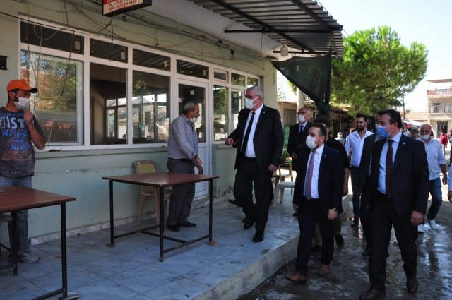 İYİ Parti Grup Başkanvekili ve İzmir Milletvekili Müsavat Dervişoğlu, Salihli’nin Çapaklı köyündeki tarım arazilerinde yapılmak istenen Biyogaz Enerji Santrali için köylülerle bir araya gelerek açıklamalarda bulundu. Dervişoğlu, yaptığı açıklamada, hem valiliğe hem de hükümete, “ İki tane adam biyogaz santrali yapmaya geldi diye devletin koluk kuvvetleri tarafından Çapaklı halkınının    hem de Vali’nin  talimatıyla  taciz edilmeye hakkı yoktur.Buradan  Valiyi’de hükümeti de uyarıyoruz” dedi.