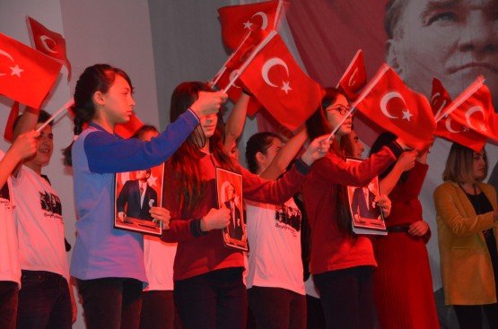 HABERİN TÜM FOTOĞRAFLARINI GÖRMEK İÇİN FOTO ÜSTLERİNE TIKLAYINIZ...
24 Kasım Öğretmenler günü Demirci ilçesinde çeşitli etkinliklerle kutlandı. Cumartesi günü sabah saatlerinde İlçe Milli Eğitim Müdürü Yüksel Kocabaş tarafından Atatürk'ün Anıtı'na çelenklerin sunulmasıyla başlayan törenler pazartesi günü de Ticaret Kültür Merkezinde devam etti.
Demirci İbrahim Ethem Akıncı Mesleki ve Teknik Anadolu Lisesi tarafından Ticaret ve Kültür Merkezinde düzenlenen 24 Kasım Öğretmenler günü programına Demirci Kaymakamı Mutlu Akyol, Belediye Başkanı Selami Selçuk, daire amirleri, öğretmenler ve öğrenciler katıldı.
Programda günün anlam ve önemini belirten konuşmanın yapılmasının ardından şiirler ve ilçede düzenlenen yarışmalarda derece alan öğrencilere ödüllerinin verilmesi, emekli olan öğretmenlere hizmet şeref belgelerinin takdim edilmesi ve protokol ve öğretmenlere çiçek takdiminin ardından program sona erdi.