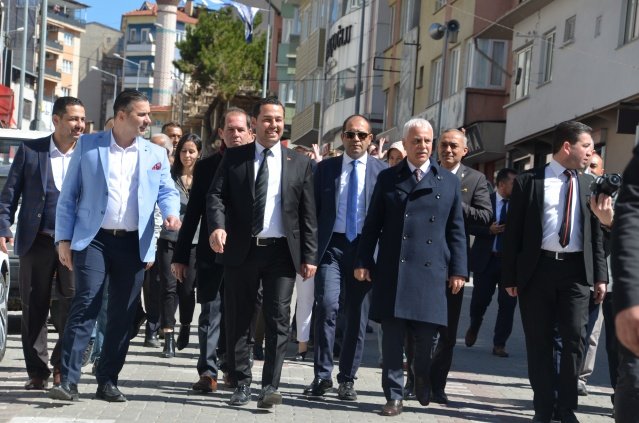 Millet İttifakı Belediye Başkan Adayı Haluk Şenyurt'ta " Geçtiğimiz hafta Genel Başkanımız Meral Akşener'i, bugün de Genel Başkanımız Koray Aydın'ı ağırladık. Kendileri bizlere olan güvenlerini bir kez daha ifade ettiler. Bizlerde seçimlere yoğun çalışmalarımızla hazırlanmaya devam ediyoruz. Vatandaşlarımızın bizlere gösterdiği teveccüh ve ilgiyle inşallah seçimlerden başarılı olarak çıkacağız. Demirci ilçesini halkımızla birlikte, ortak akılla, şeffaf ve katılımcı bir yönetim, dürüst ve vatandaşına verdiği sözü tutan bir idare ile  yöneteceğiz. Demirci iyi olacak" dedi.