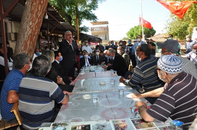 “Cumhurbaşkanı Erdoğan bu kötü işe dümen tutuyor”
Dervişoğlu, “Ovanın içinde hayvancılık yapacağım diye biri bir yer satın alıyor. Ondan sonra Türkiye Cumhuriyeti Devleti’nin  olağanüstü koşullarda istifade ettirilmesi mümkün bir  yasanın boşluğundan yaralanarak orada  biyogaz enerji santralini oluşturan adamlara yol açma adına Cumhurbaşkanı Erdoğan bu kötü işe dümen tutuyor. İşte  bizim isyanımız bunadır. İşte  bizim karşı duruşumuz bunadır. Nasıl iş adamları ve mütehitlerin haklarını savunuyorsanız  toprağa düşürdüğü terin karşılığını almak üzere mücadele eden insanlara da aynı şekilde sahip çıkmak mecburiyetindesiniz” şeklinde konuştu.