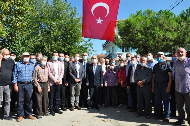 “Zerre  geri adım atmayacağız”
Çapaklı’ya yapılan kötülüğün sebebini araştıracaklarını belirten Dervişoğlu, “Çapaklı’ya reva gördüğünüz kötülüğün sebebi nedir bunun sebebini araştırmakta sizlerin temsilcisi olarak bizlerin görevidir. Biz, haklı mücadelenizde sizin  sonuna kadar yanınızda olacağız. Bu dümenin kime tutulduğu neye tutunduğunun araştırılması lazım. Çapaklının topraklarını peşkeş çekmek adına  Cumhurbaşkanı tarafından imzalanarak yürürlüğü koyulmaya kalkışmasına biz rıza  gösteremeyiz.  Bizler sizlerin yanınızdayız. Zerre  geri adım atmayacağız” ifadelerini kullandı. 
“Siz neredeyseniz Allah şahittir biz de orada olacağız”
Jandarma tarafından vatandaşların gördüğü muameleyi de değerlendiren Dervişoğlu, şöyle dedi: “Jandarmanın yakışıksız bir uygulaması varmış. Çapaklı halkı sadece Manisa’nın ve Ege bölgesinin değil Türkiye’nin en önemli toplluklarından biri. Hassasiyetleri çok farklı. Bu hassasiyetlere uygun bir muameleye tabi tutulması lazım. İki tane adam biyogaz santrali yapmaya geldi diye Çapaklı halkının  devletin kollukm kuvvetleri tarafından   hem de Vali’nin  talimatıyla  taciz edilmeye kalkılmaması lazım. Buradan  Valiyi’de uyarıyoruz hükümet yetkililerini de uyarıyoruz.  Biz vatandaşlarımızn yanındayız. Siz neredeyseniz Allah şahittir biz de orada olacağız.”
“107 dönüm  büyüklüğündeki tarım topraklarının Cumhurbaşkanlığı kararıyla el konulduğunu öğrendik”
Çapaklı köylülerinin avukatı Şeçil Ege Değerli de, “Çapaklı Köyününün yaklaşık 107 dönüm  büyüklüğündeki tarım topraklarının Cumhurbaşkanlığı kararıyla el konulduğunu öğrendik. Acele kamulaştırma yaparak uygulamanın aslında kanundaki  tanımıya el koymadır. Kimi vatandaşlarımız buna gasp dediler ve bundan dolayı dün jandarmada bir  çevreci arkadaşımız ifadeye çağırıldı. Sebep  bu olayı gasp olarak  nitelendirmesi.  Halbuki Türk Ceza Kanunu’nda da, eşya hukukumuzda da   kanuna aykırı olan bütün el koymalar gasp olarak nitelendirilir. Bu köyün tarlalarına el konulmasını hepimiz  gasp olarak nitelendiriyoruz.  Bu sorumluluğu bir kişinin üzerine bırakmıyoruz.  Salihli halkı olarak bu sorumluluğun altına hep birlikte giriyoruz.    Biz hukukçularda her zaman yanınızdayız” dedi.
“Danıştay’da iptal davamızı açıyoruz”
Acele kamulaştırmanın ancak olağanüstü hallerde,  devletin ve milletin  güvenliğinin tehdit edildiği  durumlarda  söz konusu olabileceğini ifade eden Değerli, “Ancak devletin burada bunu yapması içim hiçbir acil afet durumu  ya da güvenlik tedbiri bulunmamaktadır. Tek acil olan biyogaz firmasının istekleridir. Sermayenin çıkarlarıdır. Bunun dışında hiçbir aciliyeti bulunmamaktadır. Normal bir kamulaştırma işlemi değil, sizlerin direnişi sizlerin gücü karşısında böyle bir usulsüz yönteme başvurulmuştur. Bununla ilgili vekaletlerimizi tamamladık.   O konuda hiçbir endişeniz olmasın. Önümüzdeki  hafta içerisinde Cumhurbaşkanlığı  kararına karşı Danıştay’da iptal davamızı açıyoruz.  Bu süreçte size şirket tarafından  ya da bu acele kamulaştırma işlemiyle ilgili olarak devletin çeşitili kademelerinden size tekliflerde bulunanlar olabilir.  İnanıyorum ki Danıştay’da açacağımız iptal davasından da  olumlu sonuç alacağız. Çünkü  bu kararın  elle tutulur hiçbir yanı yoktur.  Yasaya külliyen  aykırıdır. Onun için bu oyunu da hep birlikte bozacağız ve topraklarımıza sahip çıkacağız” şeklinde konuştu.