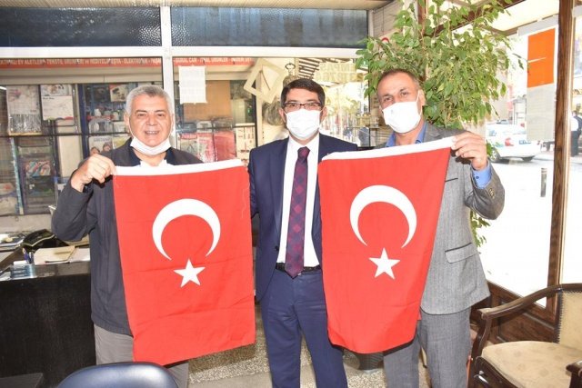 Şehzadeler Belediye Başkanı Ömer Faruk Çelik,  29 Ekim Cumhuriyet Bayramı arifesinde Şehzadeler çarşısında esnaf ziyaretleri yaparak hemşehrilerine hem Türk bayrağı hediye etti, hem de onların kandil ve bayramlarını tebrik etti.