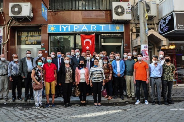 İYİ Parti  Grupbaşkanvekili  ve İzmir  Milletvekili Müsavat  Dervişoğlu, Turgutlu ilçe Başkanı Önder Ertaş ve yönetimini ziyaret etti.Ziyarete, İl Başkanı Hasan Eryılmaz ve  çok sayıda partili katıldı. Ziyarette konuşan İYİ Parti  Grupbaşkanvekili  ve İzmir  Milletvekili Müsavat  Dervişoğlu, ilçe başkanı Ertaş’tan ilçedeki çalışmalar hakkında bilgi aldı. Başkan Ertaş, ilçede üye sayılarının günde güne artarak devam ettiğini ve ziyaretlerinden dolayı Grup Başkanvekili ve İzmir Milletvekili Müsavat Dervişoğlu’na teşekkür etti.