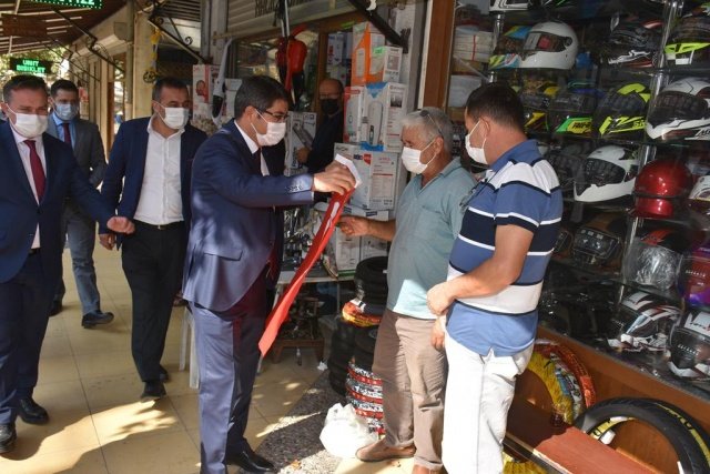 “Bugün mübarek Mevlid Kandili. Tüm hemşehrilerimin kandilini tebrik ediyorum. İslam alemi için hayırlara vesile olmasını niyaz ediyorum. İslam aleminin birliğine, beraberliğine ve kardeşliğine vesile olsun. İslam coğrafyasında akan kan ve gözyaşının dinmesine vesile olsun inşallah. Yarın da 29 Ekim Cumhuriyet Bayramımızı kutluyoruz. Bu bizim için son derece önemli bir bayram. Cumhuriyetimizin 100. yılı 2023’e az bir süre kala Türkiye Cumhuriyetini daha da büyütmek, güçlendirmek için var gücüyle çalışan kadrolar olarak Cumhuriyet Bayramını idrak etmenin heyecanını yaşıyoruz.