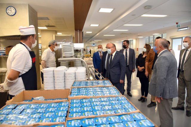 Ziyarette Vali Yaşar Karadeniz’e Manisa Organize Sanayi Bölgesi Yönetim Kurulu Başkan Danışmanı Nihat Akyol, İl Milli Eğitim Müdürü Mustafa 
Dikici, Sanayi ve Teknoloji İl Müdürü Mehmet Üçbaş da eşlik etti.