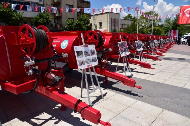 Manisa Büyükşehir Belediyesi tarafından İtfaiye Dairesi Başkanlığı bünyesine alınan teknolojik itfaiye ekipmanlarının tanıtımı, 20 adet itfaiye su tankerinin teslimi ve personele rütbe tevdi töreni Cumhuriyet meydanında düzenlendi. Törene; Manisa Büyükşehir Belediye Başkanı Cengiz Ergün, MASKİ Genel Müdürü Ramazan Burak Aslay, Manisa Büyükşehir Belediyesi Genel Sekreter Yardımcıları Ali Öztozlu ve Uğur Başkal, MASKİ Genel Müdür Yardımcıları Gökhan Çevik ve Emre Özünlü, Ülkü Ocakları İl Başkanı Nazmi Akçay, MHP Yunusemre İlçe Başkanı Buğra Çelikkanat, MHP Şehzadeler İlçe Başkanı Şener Özten, Manisa Kent Konseyi Başkanı Ahmet Karadağ, Büyükşehir Belediyesi ve MASKİ Daire Başkanları, şube müdürleri, Büyükşehir Belediyesi Meclis Üyeleri, mahalle muhtarları ve görevli personeller katıldı. Tören, Saygı duruşunda bulunulması ve İstiklal Marşı’nın okunmasıyla başladı. Daha sonra Manisa Büyükşehir Belediye Başkanı Cengiz Ergün, bir konuşma yaptı.