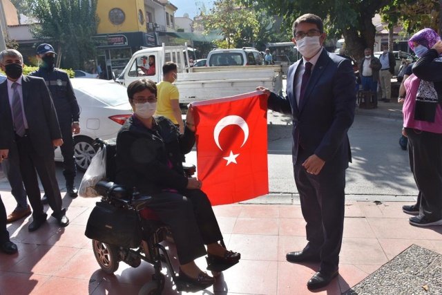 Bu vesileyle de hem kandil tebriği yapıyor hem de vatandaşlarımızın 29 Ekim Cumhuriyet Bayramını kutluyor ve ay yıldızlı şanlı bayrağımızı esnaflarımıza, vatandaşlarımıza hediye ediyoruz ki, evlerimize, iş yerlerine asılsın, göğsümüzü kabartsın. Dosta güven, düşmana korku salsın diye. Hemşehrilerimin kandil ve bayramlarını bir kez daha tebrik ediyor, hayırlı günler diliyorum.”