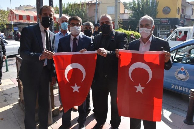 Şehzadeler Belediye Başkanı Ömer Faruk Çelik,  29 Ekim Cumhuriyet Bayramı nedeniyle esnaf ve vatandaşlara şanlı ay yıldızlı bayrağımızı hediye ederek,  onların hem bayramlarını hem de Mevlid Kandillerini tebrik etti.