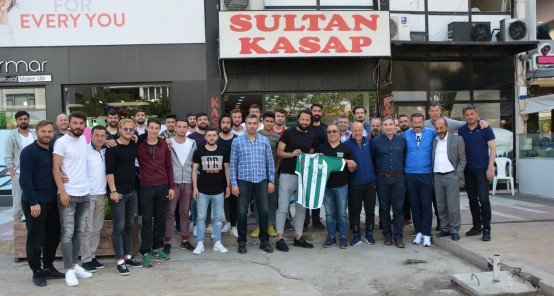 Manisa’nın sevilen esnaflarından Servet Bedir, bugün öğle yemeğinde Manisa Büyükşehir Belediyespor’u ağırladı. Manisa Büyükşehir Belediyespor’u şampiyonluğundan dolayı kutlayan Servet Bedir, “ Darısı diğer tüm takımlarımızın başına” dedi.

TFF 3. Lig 1. Grupta şampiyonluğunu geçtiğimiz hafta ilan ve yeni sezonda TFF 2. ligde mücadele verecek olan Manisa Büyükşehir Belediyespor’a Manisa esnafının manevi desteği her geçen gün artıyor. Yeşil Beyazlı ekibe bugün Manisa’nın sevilen esnaflarından Servet Bedir tarafından öğle yemeği verildi. Yemeğe, Manisa Büyükşehir Belediyespor Asbaşkanı Orkun Şıktaşlı, Yönetim Kurulu Üyesi Özcan Nalbantlar, Manisa Büyükşehir Belediyesi Gençlik ve Spor Şube Müdürü Orhan Haşim Elmalı,  Genel Müdür Alpaslan Kaya, Teknik Direktör Levent Devrim ile yardımcıları ve futbolcular tam kadro katıldı.
Bedir, “ Manisa Büyükşehir Belediyespor’un Şampiyonluğu Hayırlı Olsun” 
Manisa’nın sevilen esnaflarından Servet Bedir, Büyükşehir Belediyespor’u şampiyonluğundan dolayı kutlayarak, “ Manisa Büyükşehir Belediyespor’da Manisa’mızın takımı. Bu sezon verilen büyük emeklerle şampiyonluk hedefine ulaştılar ve gururumuz oldular. İnşallah takımımızı çok daha iyi yerlerde görürüz.  Manisaspor’da, Yunusemre Belediyespor’da diğer tüm takımlarımızda inşallah böyle başarılı olurlar” diye konuştu.
Devrim, “ Servet Kardeşimize Teşekkür Ediyoruz” 
Manisa Büyükşehir Belediyespor Teknik Direktörü Levent Devrim’de jestlerinden dolayı Manisalı esnaf Servet Bedir’e teşekkür ederek, “ Bu sezon verdiğimiz emeğin karşılığını şampiyon olarak aldık. Bu sezon kendi sahamızda oynadığımız maçlarda tribünler tamamen doldu. Deplasmanda oynadığımız maçlarda da taraftarlarımızdan desteğini aldık. Manisa esnafının yanımızda olması bizlere ayrı bir güç veriyor. Servet Bedir kardeşimize takım adına gönülden teşekkür ediyorum” diye konuştu. Yemeğin sonunda ise kaptan Ali Öztürk, takım adına üzerinde Servet Bedir yazılı olan imzalı 45 numaralı Manisa Büyükşehir Belediyespor formasını Servet Bedir’e armağan etti.