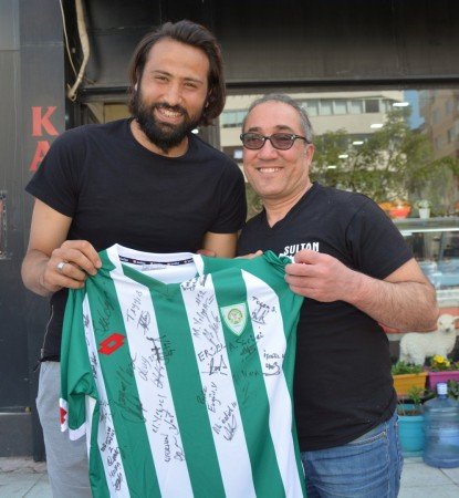 Manisa’nın sevilen esnaflarından Servet Bedir, bugün öğle yemeğinde Manisa Büyükşehir Belediyespor’u ağırladı. Manisa Büyükşehir Belediyespor’u şampiyonluğundan dolayı kutlayan Servet Bedir, “ Darısı diğer tüm takımlarımızın başına” dedi.

TFF 3. Lig 1. Grupta şampiyonluğunu geçtiğimiz hafta ilan ve yeni sezonda TFF 2. ligde mücadele verecek olan Manisa Büyükşehir Belediyespor’a Manisa esnafının manevi desteği her geçen gün artıyor. Yeşil Beyazlı ekibe bugün Manisa’nın sevilen esnaflarından Servet Bedir tarafından öğle yemeği verildi. Yemeğe, Manisa Büyükşehir Belediyespor Asbaşkanı Orkun Şıktaşlı, Yönetim Kurulu Üyesi Özcan Nalbantlar, Manisa Büyükşehir Belediyesi Gençlik ve Spor Şube Müdürü Orhan Haşim Elmalı,  Genel Müdür Alpaslan Kaya, Teknik Direktör Levent Devrim ile yardımcıları ve futbolcular tam kadro katıldı.
Bedir, “ Manisa Büyükşehir Belediyespor’un Şampiyonluğu Hayırlı Olsun” 
Manisa’nın sevilen esnaflarından Servet Bedir, Büyükşehir Belediyespor’u şampiyonluğundan dolayı kutlayarak, “ Manisa Büyükşehir Belediyespor’da Manisa’mızın takımı. Bu sezon verilen büyük emeklerle şampiyonluk hedefine ulaştılar ve gururumuz oldular. İnşallah takımımızı çok daha iyi yerlerde görürüz.  Manisaspor’da, Yunusemre Belediyespor’da diğer tüm takımlarımızda inşallah böyle başarılı olurlar” diye konuştu.
Devrim, “ Servet Kardeşimize Teşekkür Ediyoruz” 
Manisa Büyükşehir Belediyespor Teknik Direktörü Levent Devrim’de jestlerinden dolayı Manisalı esnaf Servet Bedir’e teşekkür ederek, “ Bu sezon verdiğimiz emeğin karşılığını şampiyon olarak aldık. Bu sezon kendi sahamızda oynadığımız maçlarda tribünler tamamen doldu. Deplasmanda oynadığımız maçlarda da taraftarlarımızdan desteğini aldık. Manisa esnafının yanımızda olması bizlere ayrı bir güç veriyor. Servet Bedir kardeşimize takım adına gönülden teşekkür ediyorum” diye konuştu. Yemeğin sonunda ise kaptan Ali Öztürk, takım adına üzerinde Servet Bedir yazılı olan imzalı 45 numaralı Manisa Büyükşehir Belediyespor formasını Servet Bedir’e armağan etti.