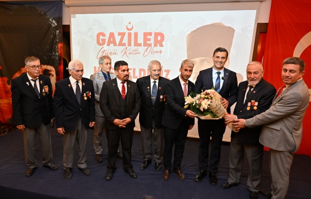 Manisa Büyükşehir Belediye Başkanı Mimar Ferdi Zeyrek, 19 Eylül Gaziler Günü’nde kahraman gazilerimiz ve aileleriyle bir araya geldi. Gaziler Günü’nü kutlayan Başkan Ferdi Zeyrek, “Değerli gazilerimizin gösterdiği cesaret ve fedakarlıkla gurur duyuyoruz. Sizlere çok şey borçluyuz” ifadelerini kullandı. 

19 Eylül Gaziler Günü’nde, Manisa Büyükşehir Belediye Başkanı Mimar Ferdi Zeyrek kahraman gaziler ve aileleriyle bir araya geldi. Anemon Otel’de gerçekleştirilen programda CHP Manisa Milletvekili Ahmet Vehbi Bakırlıoğlu, CHP İl Başkanı İlksen Özalper, Şehzadeler Belediye Başkanı Gülşah Durbay, Turgutlu Belediye Başkanı Çetin Akın, Soma Belediye Başkanı Sercan Okur, Manisa Büyükşehir Belediyesi Genel Sekreteri Burak Deste, MASKİ Genel Müdürü Talat Postacı, Genel Sekreter Yardımcıları, MASKİ Genel Müdür Yardımcıları, Başkan Danışmanları, daire başkanları, kahraman gaziler ve aileleri yer aldı.