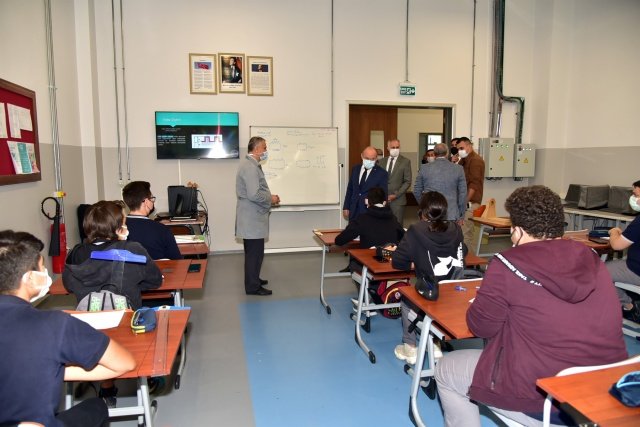 Vali Yaşar Karadeniz, Özel Manisa Organize Sanayi Bölgesi Mesleki ve Teknik Anadolu Lisesi (MOSTEM)’i ziyaret ederek incelemelerde bulundu.