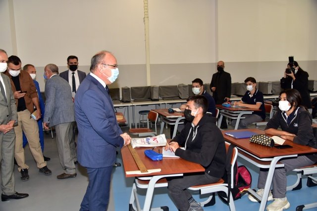 Vali Yaşar Karadeniz, Özel Manisa Organize Sanayi Bölgesi Mesleki ve Teknik Anadolu Lisesi’ni ziyaret ederek, okula ait kapalı spor salonu, pansiyon, yemekhane ve atölyelerde incelemelerde bulundu. Derslikleri de gezen Vali Yaşar Karadeniz, öğrencilerle sohbet ederek çalışmaları ve projeleri hakkında bilgi aldı. Daha sonra Okul Müdürü Mehmet Yiğitkanlı ve öğretmenler tarafından okulun durumu, eğitimleri ve projeleri hakkında sunum eşliğinde Vali Karadeniz’e bilgi verildi.