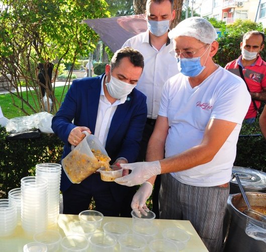 İYİ Parti Manisa İl Başkanlığı, Muharrem ayı sebebiyle, aşure hayrında bulundu. Aşure hayrı sonrasında konuşan İl Başkanı Eryılmaz, “Bu tür gelenekler, toplumumuzda birlik ve beraberliğimizi pekiştirerek, millet olma bilincine güç katan değerlerimizdir” diye konuştu.