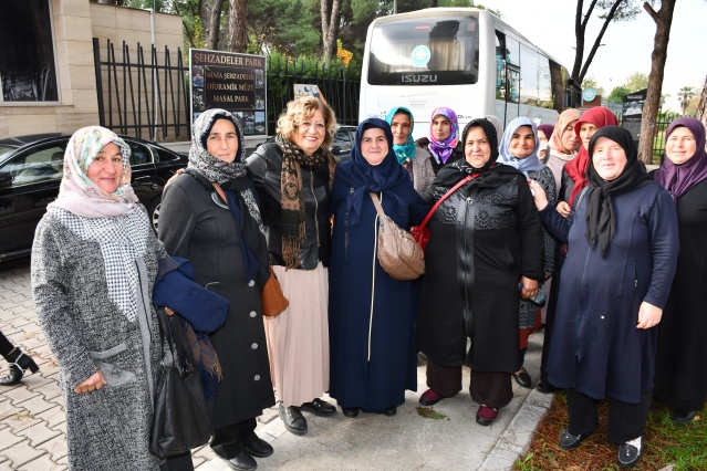 Manisa Büyükşehir Belediyesi tarafından şehre kazandırılan Çanakkale Şehitler Anıtı ve Atatürk Sergi Salonu, Yunusemre İrfan Meclisi ve Atatürk Gençlik Merkezi’ne de ziyarette bulunan Demircili kadınlar, Manisa’ya hayran kaldı. Proje ile Manisa’nın tarihi, kültürel ve turistik değerlerini yakından gördüklerini belirten kadınlar, kendilerini Manisa’da konuk eden Başkan Cengiz Ergün’e de teşekkür ettiler.