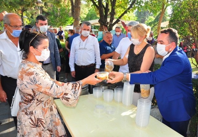 İYİ Parti Manisa İl Başkanlığı, Muharrem ayı sebebiyle aşure hayrı geleneğini sürdürdü. Şehzadeler ilçesi Ulupark’ta gerçekleşen aşure hayrına Manisalı vatandaşlar yoğun ilgi gösterdi. İl Başkanı Hasan Eryılmaz ve il yönetimi tarafından gerçekleşen aşure dağıtımına İl Teşkilat Başkanı Tunç Önsoy, İl Sekreteri Yılmaz Anatek, Yunusemre İlçe Başkanı Tufan Akan, Turgutlu İlçe Başkanı Önder Ertaş, Saruhanlı İlçe Başkanı Hüseyin Abacı, Köprübaşı İlçe Başkanı Ahmet Korkmaz, Şehzadeler İlçe Başkan Vekili Avni Özdemir, ilçe yönetimlerinin yanı sıra büyükşehir ve ilçe belediye meclis üyeleri de katıldı.