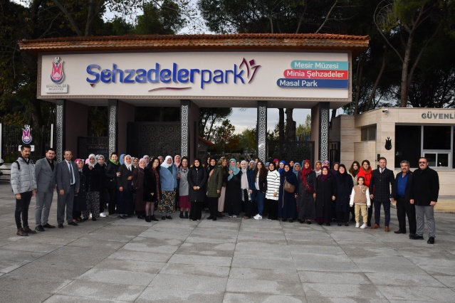 Ardından Tıp Tarihi Müzesi ile Sultan Camii’ni gezen kadınlar, akabinde Mimar Sinan’ın Manisa’daki tek eseri olan Muradiye Camii’ni ziyaret etti. Ağlayan Kaya ve Mevlevihane ziyaretlerinin ardından MASKİ Genel Müdürlüğü’nde öğle yemeğine ağırlanan Demircili kadınlar öğleden sonra da gezi programına devam ettiler.