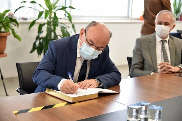 Vali Karadeniz, Özel Manisa Organize Sanayi Bölgesi Mesleki ve Teknik Anadolu Lisesi’ni ziyaretinde okulun Anı Defterini de imzaladı.
