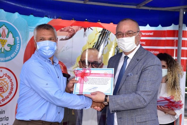 Manisa Büyükşehir Belediyesi, itfaiye bünyesine kazandırılan modern ekipmanların tanıtımını ve yangınlara müdahale hızını arttırmak amacıyla satın aldığı 20 adet yeni tankerin muhtarlara teslim törenini Cumhuriyet Meydanında gerçekleştirdi. Başkan Ergün, görevde yükselme sınavını başarıyla tamamlayan İtfaiye ve Zabıta personellerine de rütbelerini tevdi etti.