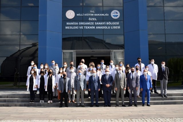 Özel Manisa Organize Sanayi Bölgesi Mesleki ve Teknik Anadolu Lisesi Öğretmenlerinin de bu okulda görev yaptıkları için çok şanslı olduklarını söyleyen Vali Karadeniz, “Ama bu da öğretmenlerimize ayrı bir sorumluluk yüklüyor. Okulumuzda ciddi bir maddi yatırım ve insana yatırım var. Dolayısıyla bu imkânları en iyi şekilde kullanmak için çok iyi organize olunduğunu görüyorum. İnanıyorum ki bugüne kadar olduğu gibi bundan sonraki süreçte de Manisa’nın göz bebeği olarak bu okulu daha ileriye taşıyacaksınız” şeklinde konuştu.