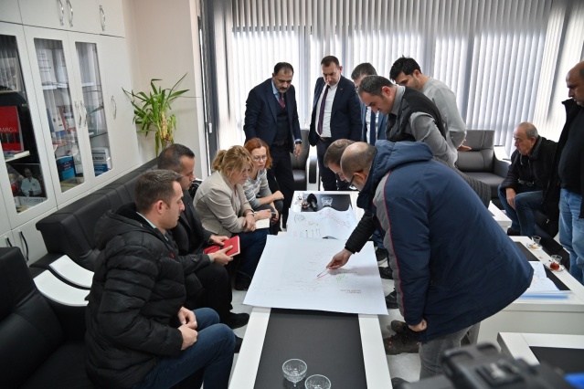 Manisa Büyükşehir Belediyesi’nin Demirci ilçe merkezinde gerçekleştirdiği üstyapı çalışmaları tüm hızıyla devam ediyor. Demirci’ye ziyarette bulunan Manisa Büyükşehir Belediyesi Genel Sekreter Yardımcısı Pınar Mine Hacıalibeyoğlu, çalışmaları inceledi. 2025 yılında tüm Demirci’nin üstyapısının tamamlanmasının hedeflendiği belirtildi.