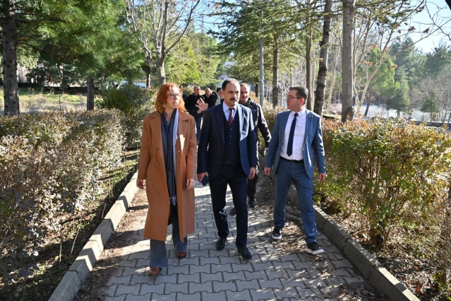 Manisa Büyükşehir Belediyesi Genel Sekreter Yardımcısı Pınar Mine Hacıalibeyoğlu, Fen İşleri Dairesi Başkanı Dilek Yeltin, Yapım Kontrol ve Uygulama Şube Müdürü Hüseyin Tolga Selvi, Yol Yapım Şube Müdürü Hakan Yermez ile birlikte ilçeye ziyarette bulundu.