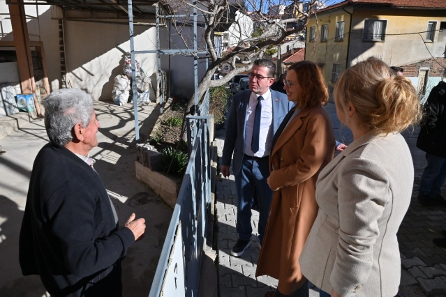 Çalışmalar yerinde incelendi
Genel Sekreter Yardımcısı Pınar Mine Hacıalibeyoğlu, ilçede Demirci Belediye Başkanı Erkan Kara ile bir araya geldi. Manisa Büyükşehir Belediyesi Demirci Koordinatörü Melih Kuru’nun da yer aldığı ziyarette yürütülen üstyapı çalışmaları ile gerçekleştirilecek çalışmalar değerlendirildi. Ardından Genel Sekreter Yardımcısı Hacıalibeyoğlu, Belediye Başkanı Kara ve beraberindeki heyet ilçede yürütülen altyapı çalışmalarını yerinde inceledi.