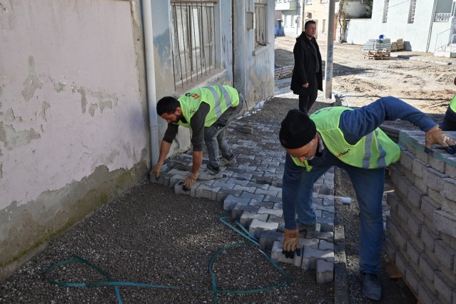 Hacıalibeyoğlu, teknik ekiplerden çalışmalarla ilgili bilgi aldı. Üstyapı çalışmalarının tüm hızıyla devam ettiği Demirci’de Önümüzdeki haftadan itibaren Hamam Sokak’ta da çalışmalara başlanılacağı ifade edildi. Ayrıca 2025 yılında tüm Demirci’nin üstyapısının tamamlanmasının hedeflendiği belirtildi. Genel Sekreter Yardımcısı Pınar Mine Hacıalibeyoğlu, ilçe merkezinde bulunan Muhsin Yazıcoğlu Parkı ile Akıncılar Meydanı’nda da incelemelerde bulundu.