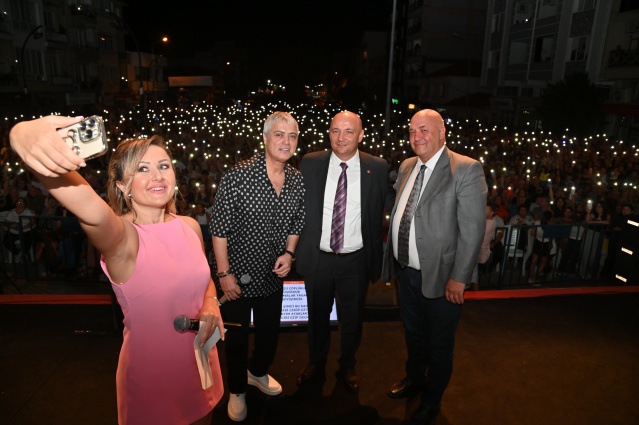 Bizi kırmayıp geldiğiniz için teşekkür ederim” dedi. Manisa Büyükşehir Belediyesi MASKİ Genel Müdürü Talat Postası da yaptığı selamlama konuşmasında, Manisa Büyükşehir Belediye Başkanı Ferdi Zeyrek’in selamlarını iletti, Gölmarmara’nın kurtuluşunu kutladı. Yapılan konuşmaların ardından sanatçı Cengiz Kurtoğlu, sevilen şarkılarını Gölmarmaralılar için seslendirdi.
