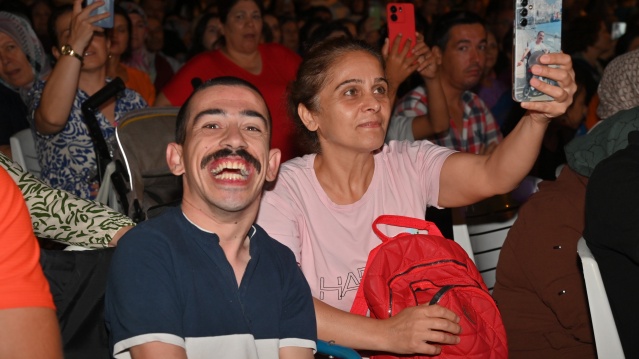 Yunan işgalinde 3 gün boyunca burayı yaktılar, yıktılar, memleketimizi baskı altına aldılar. En büyük teşekkürü Afyon’da kurtuluş hareketini başlatan başta Gazi Mustafa Kemal Atatürk ve silah arkadaşları olmak üzere bize bugünü hediye eden tüm şehit ve gazilerimize ediyor, saygı ve minnetle anıyoruz. Bugün bizim bir bayram. Bu bayramı en güzel şekilde geçirmek için büyük ustamızla beraberiz.