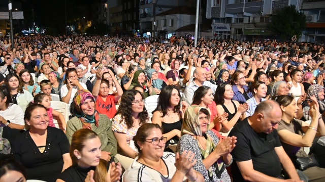 Manisa Büyükşehir Belediyesi tarafından düzenlenen kurtuluş konserleri kapsamında Gölmarmara ilçesinde arabesk müziğin sevilen ismi Cengiz Kurtoğlu sahne aldı.