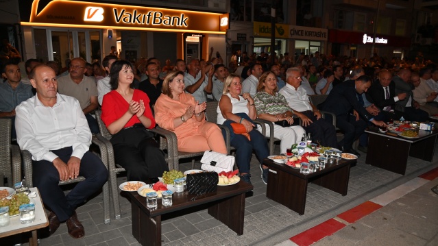 Gölmarmara’nın 102’nci kurtuluş yıldönümü etkinlikleri kapsamında düzenlenen konsere İlçe Kaymakamı Cemil Ateşoğlu, Gölmarmara Belediye Başkanı Cem Aykan, Manisa Büyükşehir Belediyesi MASKİ Genel Müdürü Talat Postacı, Demirci Belediye Başkanı Erkan Kara,  Köprübaşı Belediye Başkanı Fatih Taşlı, Kırkağaç Belediye Başkanı Üstün Dönmez, Ahmetli Belediye Başkanı Fuat Mintaş, siyasi parti temsilcileri, belediye meclis üyeleri katıldı.