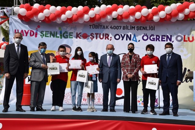 Dünyada teknoloji ve bilim alanında çok önemli gelişmelerin olduğunu belirten Vali Karadeniz, “Neticede hayat beş şıktan ibaret değil. Biz bu teknoloji ve bilim yarışında öne geçmenin mücadelesini vermek durumundayız.  Bu da ancak hayal kurmakla, bu hayalleri projeye dönüştürmekle ve bu projeleri de üretime kazandırmakla mümkün olacaktır” şeklinde konuştu.  “Haydi şenliğe koştur; oyna, öğren, oluştur!” sloganıyla TÜBİTAK tarafından desteklenmeye değer görülen projenin gerçekleşmesinde emeği geçen öğretmen, idareci, öğrenci ve onlara destek olan velilerini tebrik eden Vali Yaşar Karadeniz, TÜBİTAK 4007 Bilim Şenlikleri’nin hayırlara vesile olmasını diledi.