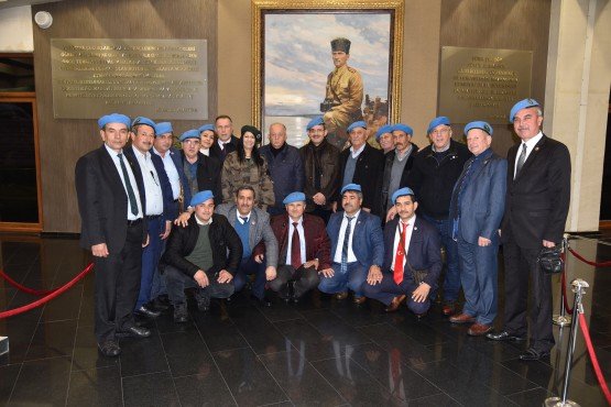 Yunusemre, Demirci ve Köprübaşı Muhtarlar Derneği, Suriye’nin Afrin kentindeki terör örgütlerine yönelik düzenlenen Zeytin Dalı Harekatı’na katılan Mehmetçiklere destek vermek için giyim eşyası ve gıda malzemesi ile Hatay’a gitti. Manisa Büyükşehir Belediyesi de, muhtarlara ulaşım ve lojistik desteği verdi.  

Merkez Yunusemre, Köprübaşı ve Demirci Muhtarlar Derneği, Suriye’nin Afrin kentindeki terör örgütlerine yönelik düzenlenen Zeytin Dalı Harekatı’na katılan Mehmetçiklere destek vermek için giyim eşyası ve gıda malzemesi ile Hatay’a gitti. Manisa Büyükşehir Belediyesi muhtarlara ulaşım ve lojistik desteği verdi. Yunusemre Muhtarlar Derneği Başkanı Bedriye Pehlivan, Mehmetçik ve güvenlik güçlerine manevi destek olmak için giyim eşyası ve gıda malzemelerini Hatay’a götüreceklerini belirterek, “Yunusemre, Demirci ve Köprübaşı muhtarlar derneği olarak ordumuzun yanında olduğumuzu göstermek adına Hatay’a gidiyoruz. Muhtar arkadaşlarımız her türlü desteği de verdiler. Manisanın da orada sesi olmak istedik. Ulaşım ve lojistik desteğimizi Manisa Büyükşehir Belediyesinden aldık. Büyükşehir Belediye Başkanı Cengiz Ergün ve başta olmak üzere Ulaşım Dairesi Başkanlığı ve ekiplerine teşekkür ediyorum. Amacımız askerimizin ve güvenlik güçlerimizin yanlarında olduğumuzu göstermektir. Bu maksatla yola çıkıyoruz” dedi. 50. Yıl Mahalle Muhtarı Erol Akar ise yazdığı ‘Nöbetteyiz’ adlı şiirini okudu.
“Bu bir manevi destektir”
Muhtarları Hatay’a yolcu eden Manisa Büyükşehir Belediyesi Muhtarlıklar Dairesi Başkanı Ersoy Arslan, “Yunusemre, Köprübaşı ve Demirci Muhtarlar Derneği ve muhtarlarımız bir araya gelerek, güzel bir moral hareketine öncü oldular. Bu bir manevi destektir. Manisa Büyükşehir Belediyemiz de muhtarlarımızın isteklerini yerine getirdi. Manisa Büyükşehir Belediyesi olarak da böyle bir etkinliğin gerçekleştirilmesinde yer almaktan dolayı mutluyuz. Destek vermeye devam edeceğiz” dedi.