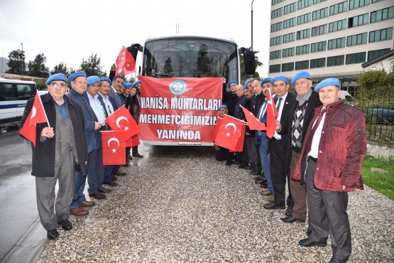 Yunusemre, Demirci ve Köprübaşı Muhtarlar Derneği, Suriye’nin Afrin kentindeki terör örgütlerine yönelik düzenlenen Zeytin Dalı Harekatı’na katılan Mehmetçiklere destek vermek için giyim eşyası ve gıda malzemesi ile Hatay’a gitti. Manisa Büyükşehir Belediyesi de, muhtarlara ulaşım ve lojistik desteği verdi.  

Merkez Yunusemre, Köprübaşı ve Demirci Muhtarlar Derneği, Suriye’nin Afrin kentindeki terör örgütlerine yönelik düzenlenen Zeytin Dalı Harekatı’na katılan Mehmetçiklere destek vermek için giyim eşyası ve gıda malzemesi ile Hatay’a gitti. Manisa Büyükşehir Belediyesi muhtarlara ulaşım ve lojistik desteği verdi. Yunusemre Muhtarlar Derneği Başkanı Bedriye Pehlivan, Mehmetçik ve güvenlik güçlerine manevi destek olmak için giyim eşyası ve gıda malzemelerini Hatay’a götüreceklerini belirterek, “Yunusemre, Demirci ve Köprübaşı muhtarlar derneği olarak ordumuzun yanında olduğumuzu göstermek adına Hatay’a gidiyoruz. Muhtar arkadaşlarımız her türlü desteği de verdiler. Manisanın da orada sesi olmak istedik. Ulaşım ve lojistik desteğimizi Manisa Büyükşehir Belediyesinden aldık. Büyükşehir Belediye Başkanı Cengiz Ergün ve başta olmak üzere Ulaşım Dairesi Başkanlığı ve ekiplerine teşekkür ediyorum. Amacımız askerimizin ve güvenlik güçlerimizin yanlarında olduğumuzu göstermektir. Bu maksatla yola çıkıyoruz” dedi. 50. Yıl Mahalle Muhtarı Erol Akar ise yazdığı ‘Nöbetteyiz’ adlı şiirini okudu.
“Bu bir manevi destektir”
Muhtarları Hatay’a yolcu eden Manisa Büyükşehir Belediyesi Muhtarlıklar Dairesi Başkanı Ersoy Arslan, “Yunusemre, Köprübaşı ve Demirci Muhtarlar Derneği ve muhtarlarımız bir araya gelerek, güzel bir moral hareketine öncü oldular. Bu bir manevi destektir. Manisa Büyükşehir Belediyemiz de muhtarlarımızın isteklerini yerine getirdi. Manisa Büyükşehir Belediyesi olarak da böyle bir etkinliğin gerçekleştirilmesinde yer almaktan dolayı mutluyuz. Destek vermeye devam edeceğiz” dedi.